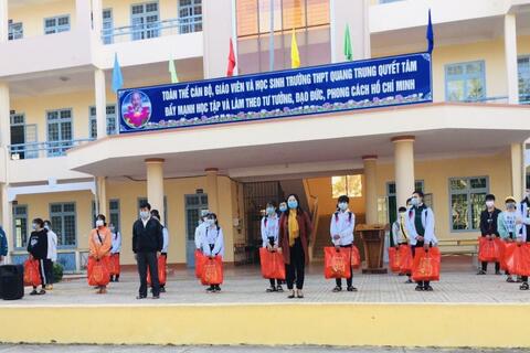 Đoàn Trường THPT Quang Trung, huyện Sa Thầy tổ chức Xuân yêu thương cho các em học sinh có hoàn cảnh khó khăn.