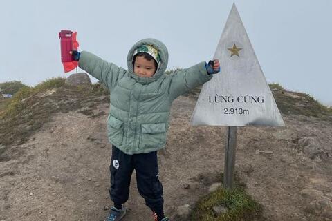 Bé trai 4 tuổi chinh phục 02 đỉnh núi cáo nhất Việt Nam