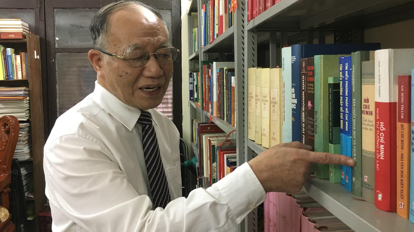 Phòng làm việc của GS Hoàng Chí Bảo có hàng trăm cuốn sách về Hồ Chí Minh.