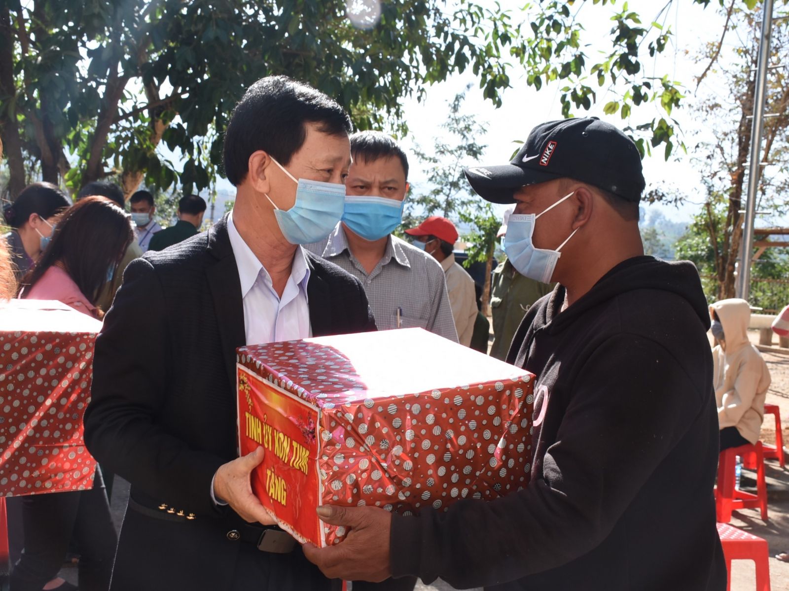 Đ/c Bí thư Tỉnh ủy Dương Văn Trang thăm và tặng quà cho người dân xã Mô Rai