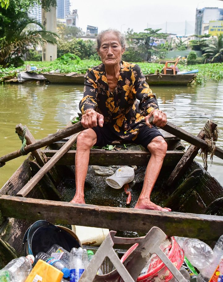 Cụ bà 10 năm chèo thuyền vớt ve chai giữa Sài Gòn