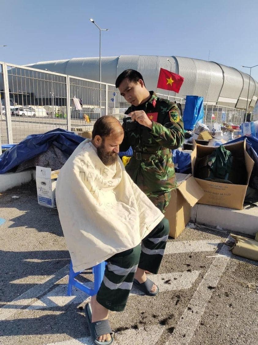 Chiến sĩ Việt Nam cắt tóc cho người dân Thổ Nhĩ Kỳ giữa hoàn cảnh khó khăn