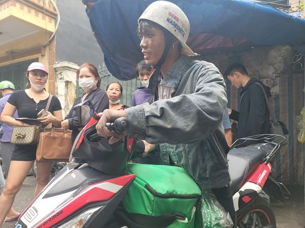 Thanh niên đang đi ship hàng, vội đến cứu nhiều người trong vụ cháy tại Hà Nội